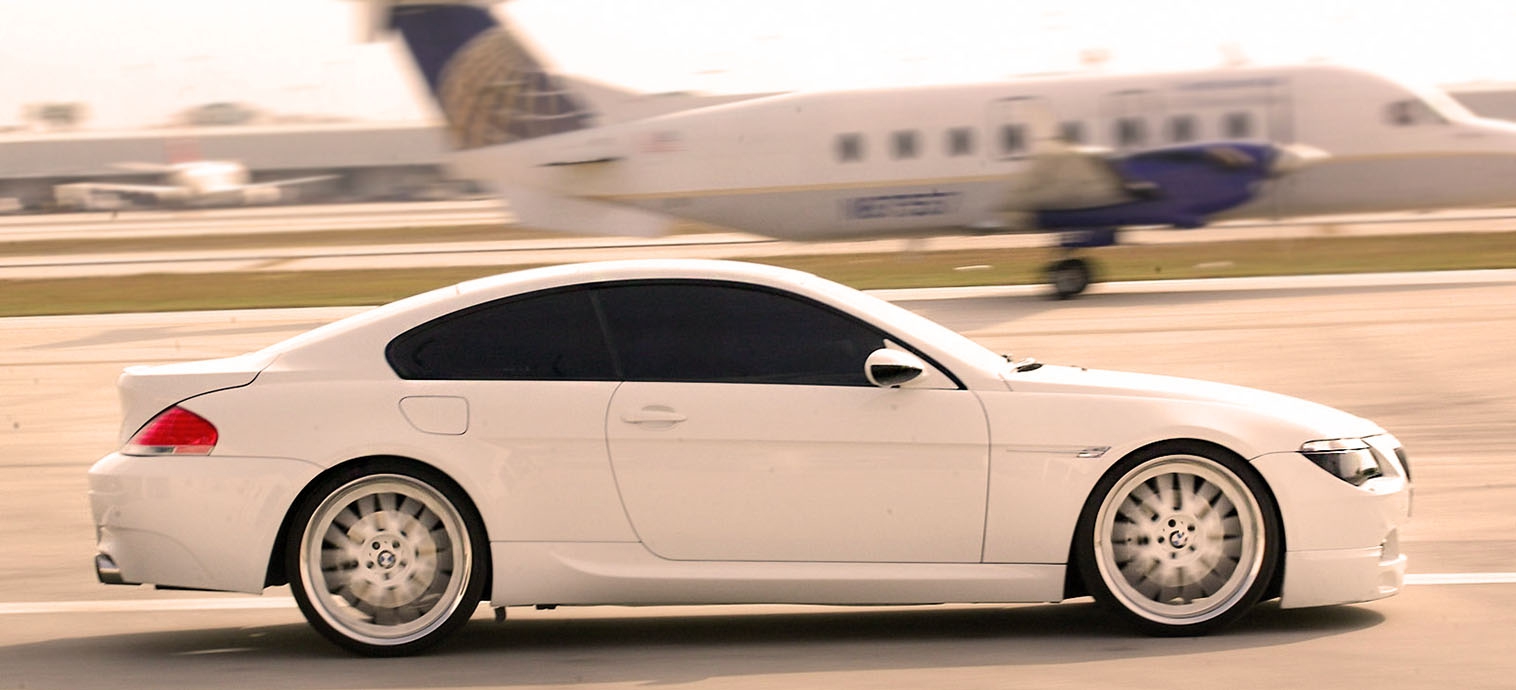 Sprowadzamy z niemiec używane samochody marki BMW od autoryzowanych dealerów z pewną historią serwisową.